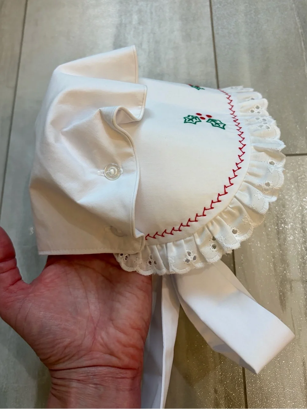 NWT TBBC White Embroidered Belfaire Festive Holly Bonnet, Girls XS (0-3M)
